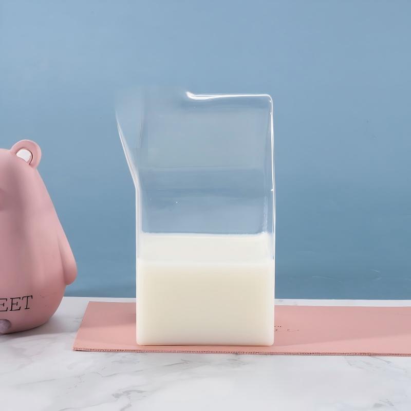 Kartongformet melkekanne i glass