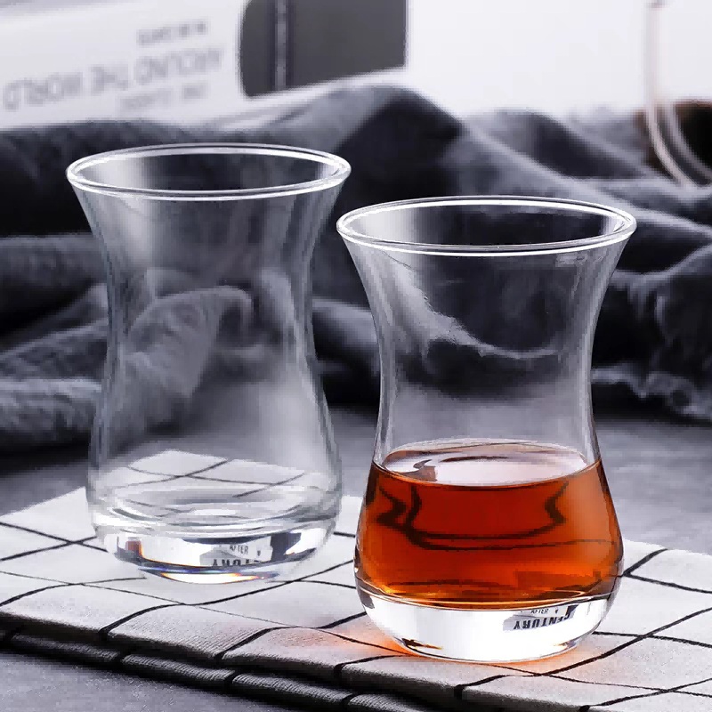 Klassisk midjet tyrkisk tekopp i glass