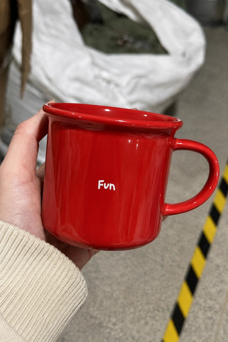 Morsom keramisk kaffekrus i rød emalje